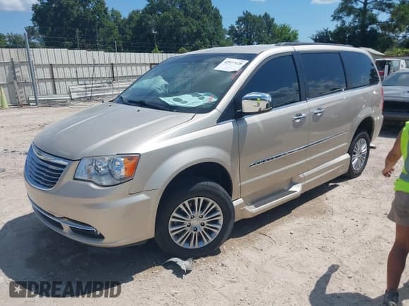 ✅ 2013 Chrysler Town & Country Touring L • VIN: 2C4RC1CG2DR614993 • Lot: 42977028. Wystawiony na IAAI z przebiegiem 50 018 mil. Bezpłatny archiwum sprzedaży aukcyjnych z USA i szczegółowy raport historii pojazdu na DreamBid. Zdjęcie 18.