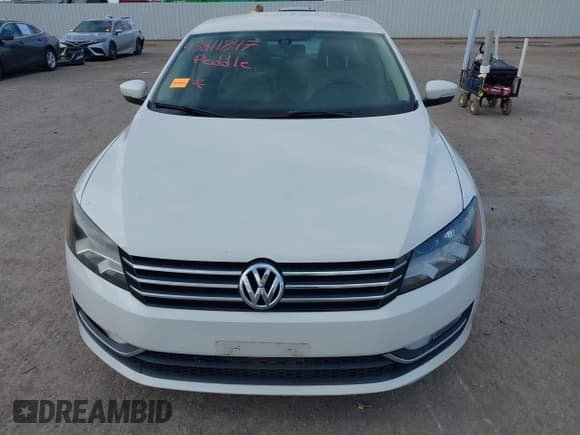 ✅ 2015 Volkswagen Passat S • VIN: 1VWAS7A39FC096490 • Lot: 43811847. Wystawiony na IAAI z przebiegiem 15 800 mil. Bezpłatny archiwum sprzedaży aukcyjnych z USA i szczegółowy raport historii pojazdu na DreamBid. Zdjęcie 6.