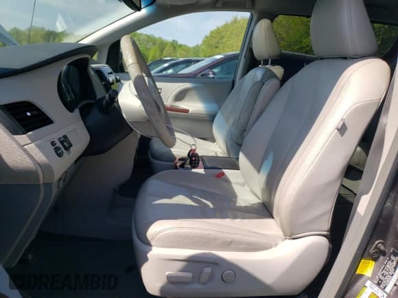 ✅ 2013 Toyota Sienna XLE AAS • VIN: 5TDYK3DC0DS306024 • Лот: 56748315. Опубликован ранее на Copart с пробегом 113 026 миль. Бесплатный доступ к архиву аукционных продаж из США и подробный отчёт об истории автомобиля на DreamBid. Изображение 7.