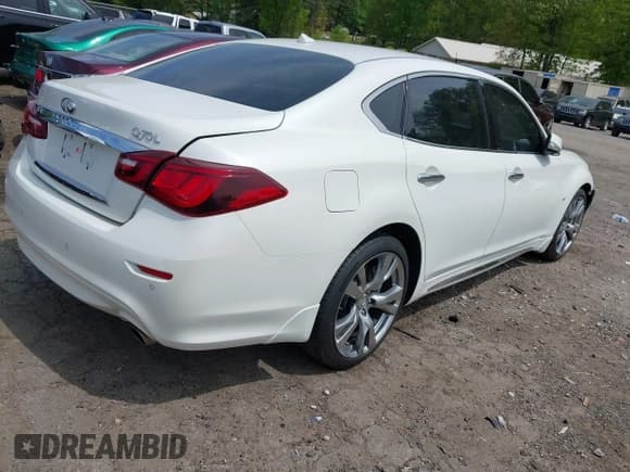 ✅ 2018 Infiniti Q70 Luxe • VIN: JN1BY1PP7JM330399 • Lot: 42028103. Listed on IAAI with 95,527 mi. Free auction sales archive from the USA and detailed vehicle history report at DreamBid. Image 4.
