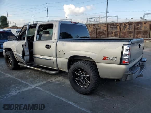 ✅ 2005 GMC Sierra 1500 SLT • VIN: 2GTEK13T151201414 • Лот: 89488525. Опубликован ранее на Copart с пробегом 325 533 миль. Бесплатный доступ к архиву аукционных продаж из США и подробный отчёт об истории автомобиля на DreamBid. Изображение 2.