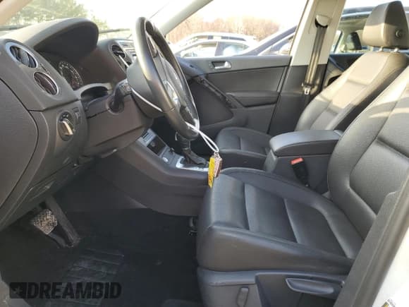 ✅ 2016 Volkswagen Tiguan SEL • VIN: WVGBV7AX0GW547500 • Lot: 84235004. Wystawiony na Copart z przebiegiem 76 679 mil. Bezpłatny archiwum sprzedaży aukcyjnych z USA i szczegółowy raport historii pojazdu na DreamBid. Zdjęcie 7.