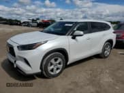 ✅ 2023 Toyota Highlander LE • VIN: 5TDKDRAH8PS008795 • Лот: 57656185. Опубликован ранее на Copart с пробегом 24 217 миль. Бесплатный доступ к архиву аукционных продаж из США и подробный отчёт об истории автомобиля на DreamBid. Изображение 1.