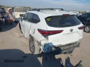 ✅ 2022 Toyota Highlander XLE • VIN: 5TDGZRBH9NS239109 • Lot: 43470094. Wystawiony na IAAI z przebiegiem 61 806 mil. Bezpłatny archiwum sprzedaży aukcyjnych z USA i szczegółowy raport historii pojazdu na DreamBid. Zdjęcie 3.