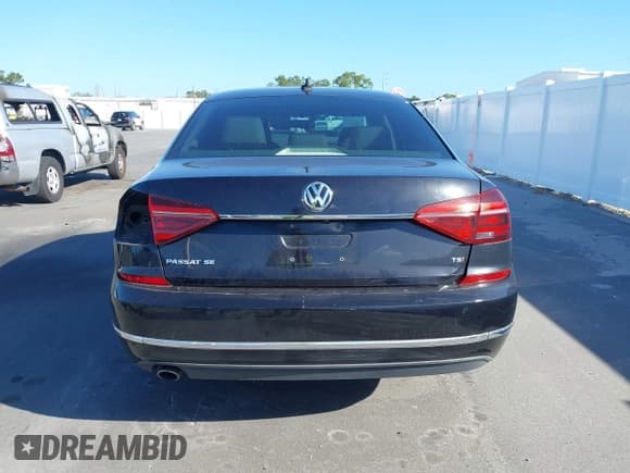 ✅ 2017 Volkswagen Passat SE • VIN: 1VWBT7A35HC018440 • Lot: 43406333. Wystawiony na IAAI z przebiegiem 95 018 mil. Bezpłatny archiwum sprzedaży aukcyjnych z USA i szczegółowy raport historii pojazdu na DreamBid. Zdjęcie 16.