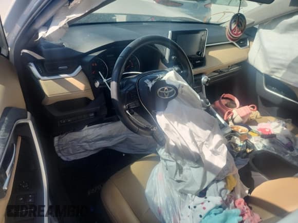 ✅ 2019 Toyota RAV4 XLE Premium • VIN: 2T3C1RFV6KC020531 • Lot: 81261195. Listed on Copart with 107,715 mi. Free auction sales archive from the USA and detailed vehicle history report at DreamBid. Image 8.