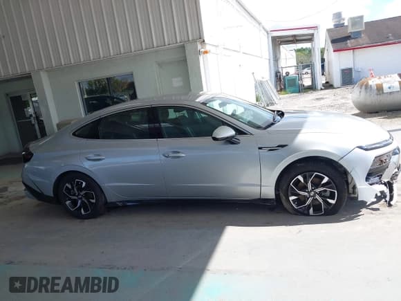 ✅ 2024 Hyundai Sonata SEL • VIN: KMHL64JA1RA383864 • Lot: 43515771. Wystawiony na IAAI z przebiegiem 8 894 mil. Bezpłatny archiwum sprzedaży aukcyjnych z USA i szczegółowy raport historii pojazdu na DreamBid. Zdjęcie 13.