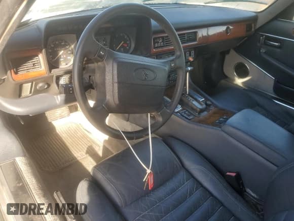 ✅ 1991 Jaguar XJS • VIN: SAJJNADW4DM175201 • Lot: 85481144. Wystawiony na Copart z przebiegiem 35 810 mil. Bezpłatny archiwum sprzedaży aukcyjnych z USA i szczegółowy raport historii pojazdu na DreamBid. Zdjęcie 8.