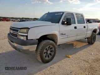 2005 Chevrolet Silverado 2500HD LS z VIN 1GCHK23275F936725, wystawiony jako Copart lot #80801935 z przebiegiem 253 563 mil mil oraz Czysty tytuł • Clean title. Historia ofert i sprzedaży dostępna na DreamBid. Obrazek 1.