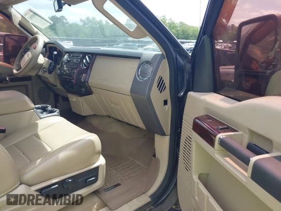 ✅ 2009 Ford F-250 XL • VIN: 1FTSW21R69EA67279 • Lot: 42090961. Wystawiony na IAAI z przebiegiem 249 741 mil. Bezpłatny archiwum sprzedaży aukcyjnych z USA i szczegółowy raport historii pojazdu na DreamBid. Zdjęcie 5.