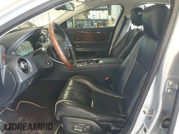 ✅ 2015 Jaguar XJ Portfolio • VIN: SAJWJ2GD4F8V86614 • Lot: 66020515. Wystawiony na Copart z przebiegiem 121 243 mil. Bezpłatny archiwum sprzedaży aukcyjnych z USA i szczegółowy raport historii pojazdu na DreamBid. Zdjęcie 7.