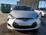 ✅ 2017 Hyundai Veloster • VIN: KMHTC6AD9HU319292 • Lot: 75811954. Wystawiony na Copart z przebiegiem 105 702 mil. Bezpłatny archiwum sprzedaży aukcyjnych z USA i szczegółowy raport historii pojazdu na DreamBid. Zdjęcie 5.