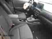 2022 Hyundai Kona SEL с VIN KM8K6CAB5NU911560, выставлен на аукционе Copart как лот 64635512 с пробегом 5 192 миль миль и . История ставок и продаж доступна на DreamBid. Изображение 5.