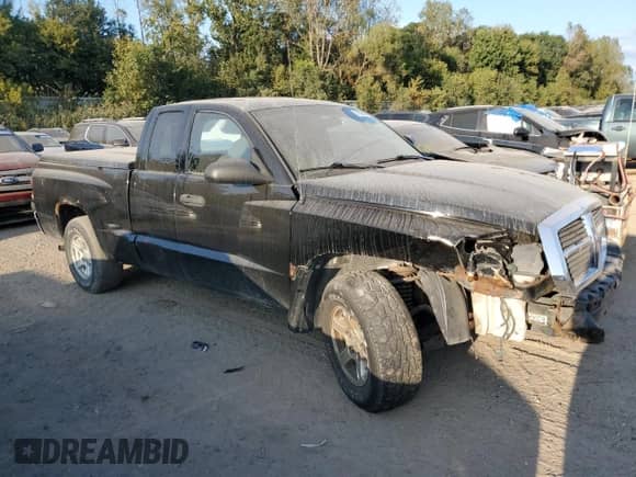 2005 Dodge Dakota SLT z VIN 1D7HW42N75S269518, wystawiony jako Copart lot #71501904 z przebiegiem 105 673 mil mil oraz Czysty tytuł • Clean title. Historia ofert i sprzedaży dostępna na DreamBid. Obrazek 4.