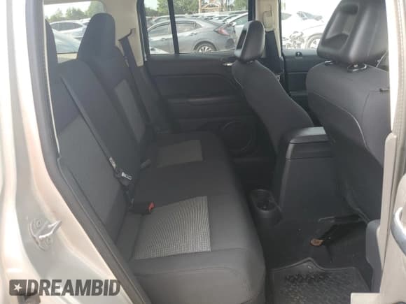 ✅ 2009 Jeep Patriot Sport • VIN: 1J8FT28B89D139794 • Lot: 63047085. Wystawiony na Copart z przebiegiem 190 741 mil. Bezpłatny archiwum sprzedaży aukcyjnych z USA i szczegółowy raport historii pojazdu na DreamBid. Zdjęcie 11.