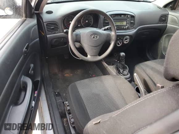 2008 Hyundai Accent GS z VIN KMHCM36C58U071165, wystawiony jako Copart lot #64824024 z przebiegiem 207 550 mil mil oraz Nie do naprawy • Non repairable. Historia ofert i sprzedaży dostępna na DreamBid. Obrazek 8.