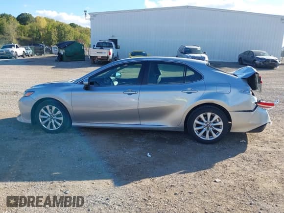 ✅ 2018 Toyota Camry LE • VIN: 4T1B11HK3JU117725 • Lot: 43416596. Wystawiony na IAAI z przebiegiem 122 896 mil. Bezpłatny archiwum sprzedaży aukcyjnych z USA i szczegółowy raport historii pojazdu na DreamBid. Zdjęcie 14.