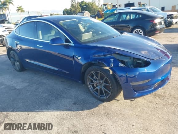 ✅ 2019 Tesla Model 3 Mid Range • VIN: 5YJ3E1EA3KF485731 • Lot: 43904380. Wystawiony na IAAI z przebiegiem 105 944 mil. Bezpłatny archiwum sprzedaży aukcyjnych z USA i szczegółowy raport historii pojazdu na DreamBid. Zdjęcie 1.