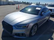 ✅ 2019 Audi A5 Sportback Premium Plus • VIN: WAUENCF55KA048096 • Lot: 42945019. Wystawiony na IAAI z przebiegiem 67 834 mil. Bezpłatny archiwum sprzedaży aukcyjnych z USA i szczegółowy raport historii pojazdu na DreamBid. Zdjęcie 2.