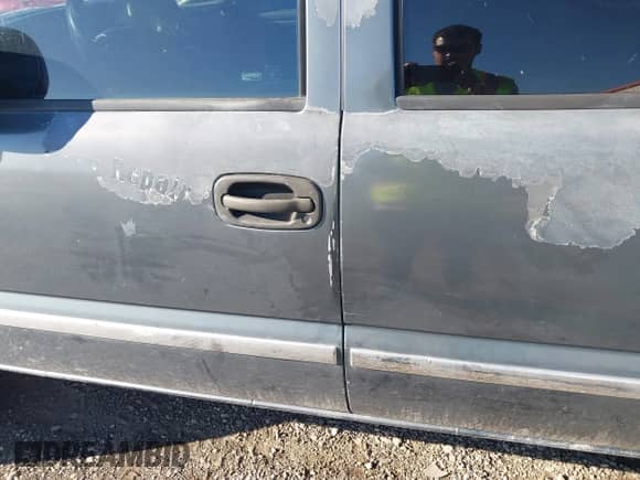 2006 GMC Sierra 1500 SL with VIN 2GTEC13V561241074, listed as a IAAI auction lot 43550364 with 206,725 mi miles and . Bid and sale history available at DreamBid. Image 6.