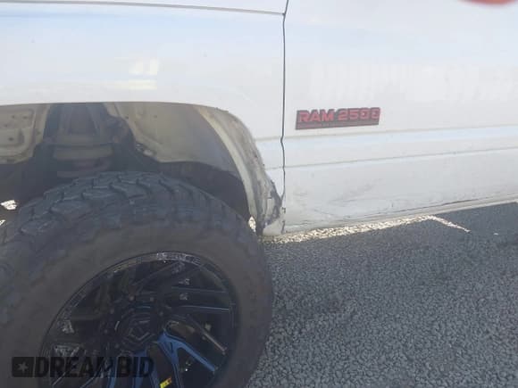 ✅ 1998 Dodge 2500 • VIN: 1B7KF2363WJ175493 • Lot: 42791635. Wystawiony na IAAI z przebiegiem 240 056 mil. Bezpłatny archiwum sprzedaży aukcyjnych z USA i szczegółowy raport historii pojazdu na DreamBid. Zdjęcie 6.