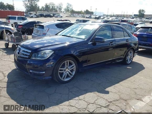 ✅ 2013 Mercedes-Benz C 250 Sport • VIN: WDDGF4HB0DR298700 • Lot: 43699934. Wystawiony na IAAI z przebiegiem 122 621 mil. Bezpłatny archiwum sprzedaży aukcyjnych z USA i szczegółowy raport historii pojazdu na DreamBid. Zdjęcie 2.