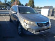 ✅ 2013 Kia Sorento LX • VIN: 5XYKTDA20DG403855 • Lot: 43513255. Wystawiony na IAAI z przebiegiem 269 333 mil. Bezpłatny archiwum sprzedaży aukcyjnych z USA i szczegółowy raport historii pojazdu na DreamBid. Zdjęcie 1.