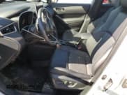 ✅ 2023 Toyota Corolla Cross Hybrid S • VIN: 7MUFBABG3PV002889 • Lot: 81922505. Wystawiony na Copart z przebiegiem 26 921 mil. Bezpłatny archiwum sprzedaży aukcyjnych z USA i szczegółowy raport historii pojazdu na DreamBid. Zdjęcie 7.