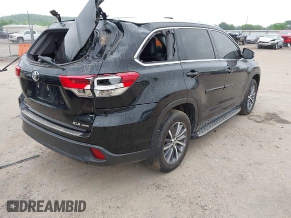 ✅ 2018 Toyota Highlander SE • VIN: 5TDJZRFH5JS559537 • Lot: 42106831. Listed on IAAI with 159,007 mi. Free auction sales archive from the USA and detailed vehicle history report at DreamBid. Image 4.