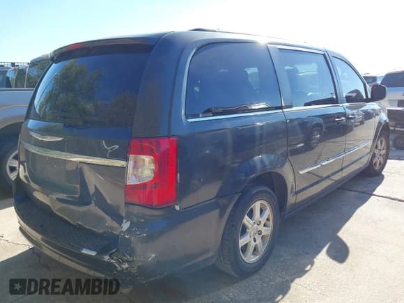 ✅ 2011 Chrysler Town & Country Touring • VIN: 2A4RR5DG7BR675493 • Lot: 43615664. Listed on IAAI with 347,390 mi. Free auction sales archive from the USA and detailed vehicle history report at DreamBid. Image 4.