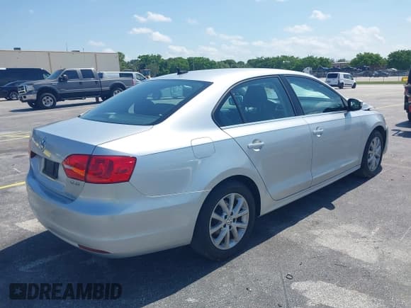 ✅ 2013 Volkswagen Jetta SE • VIN: 3VWDP7AJ6DM376487 • Lot: 42362475. Wystawiony na IAAI z przebiegiem 124 324 mil. Bezpłatny archiwum sprzedaży aukcyjnych z USA i szczegółowy raport historii pojazdu na DreamBid. Zdjęcie 4.