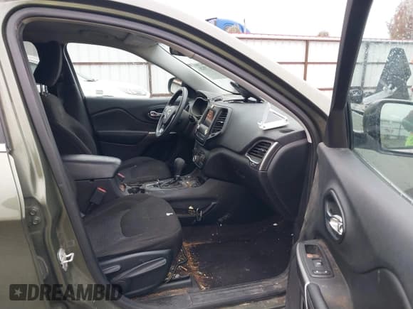 ✅ 2019 Jeep Cherokee Latitude • VIN: 1C4PJMCB0KD214188 • Lot: 40873528. Listed on IAAI with 90,207 mi. Free auction sales archive from the USA and detailed vehicle history report at DreamBid. Image 5.