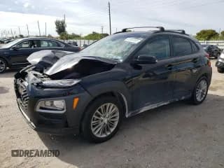 ✅ 2020 Hyundai Kona SEL • VIN: KM8K22AA5LU520063 • Лот: 82809183. Опубликован ранее на Copart с пробегом 26 069 миль. Бесплатный доступ к архиву аукционных продаж из США и подробный отчёт об истории автомобиля на DreamBid. Изображение 1.