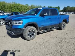 2020 Ram 1500 Rebel z VIN 1C6SRFLM9LN359457, wystawiony jako Copart lot #52703575 z przebiegiem 29 454 mil mil oraz Czysty tytuł • Clean title. Historia ofert i sprzedaży dostępna na DreamBid. Obrazek 1.