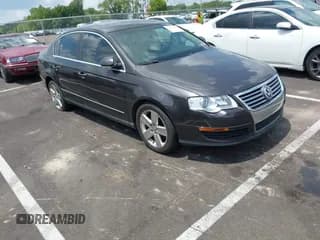✅ 2008 Volkswagen Passat Komfort • VIN: WVWAK73C68E251522 • Lot: 42834322. Wystawiony na IAAI z przebiegiem 186 807 mil. Bezpłatny archiwum sprzedaży aukcyjnych z USA i szczegółowy raport historii pojazdu na DreamBid. Zdjęcie 1.