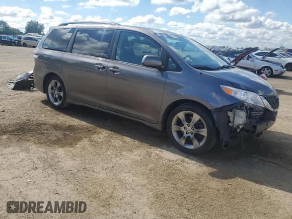 ✅ 2012 Toyota Sienna SE • VIN: 5TDXK3DC5CS206270 • Lot: 69631785. Wystawiony na Copart z przebiegiem 253 517 mil. Bezpłatny archiwum sprzedaży aukcyjnych z USA i szczegółowy raport historii pojazdu na DreamBid. Zdjęcie 4.