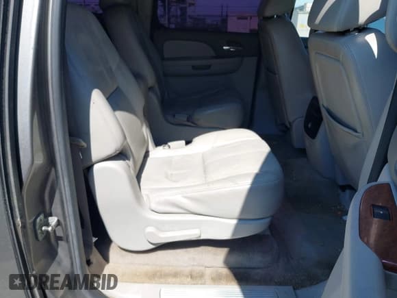 ✅ 2008 GMC Yukon XL SLT 4SB • VIN: 1GKFC160X8R172529 • Lot: 41756244. Wystawiony na IAAI z przebiegiem 148 219 mil. Bezpłatny archiwum sprzedaży aukcyjnych z USA i szczegółowy raport historii pojazdu na DreamBid. Zdjęcie 8.