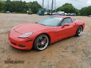 ✅ 2006 Chevrolet Corvette • VIN: 1G1YY26U065123562 • Lot: 68026535. Wystawiony na Copart z przebiegiem Nie podano. Bezpłatny archiwum sprzedaży aukcyjnych z USA i szczegółowy raport historii pojazdu na DreamBid. Zdjęcie 1.
