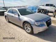 ✅ 2015 Chrysler 300 Limited • VIN: 2C3CCAAG4FH930336 • Lot: 80517205. Wystawiony na Copart z przebiegiem 70 232 mil. Bezpłatny archiwum sprzedaży aukcyjnych z USA i szczegółowy raport historii pojazdu na DreamBid. Zdjęcie 4.