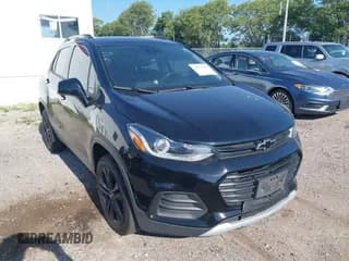 ✅ 2020 Chevrolet Trax LT • VIN: 3GNCJPSB8LL111685 • Lot: 42812306. Wystawiony na IAAI z przebiegiem Nie podano. Bezpłatny archiwum sprzedaży aukcyjnych z USA i szczegółowy raport historii pojazdu na DreamBid. Zdjęcie 1.