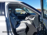 ✅ 2025 Ford Explorer Platinum • VIN: 1FMWK8HC0SGC64231 • Lot: 43603988. Wystawiony na IAAI z przebiegiem 3 391 mil. Bezpłatny archiwum sprzedaży aukcyjnych z USA i szczegółowy raport historii pojazdu na DreamBid. Zdjęcie 5.