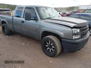 ✅ 2006 Chevrolet Silverado 2500HD Work Truck • VIN: 1GCHC29D76E168063 • Lot: 43420175. Wystawiony na IAAI z przebiegiem Nie podano. Bezpłatny archiwum sprzedaży aukcyjnych z USA i szczegółowy raport historii pojazdu na DreamBid. Zdjęcie 1.