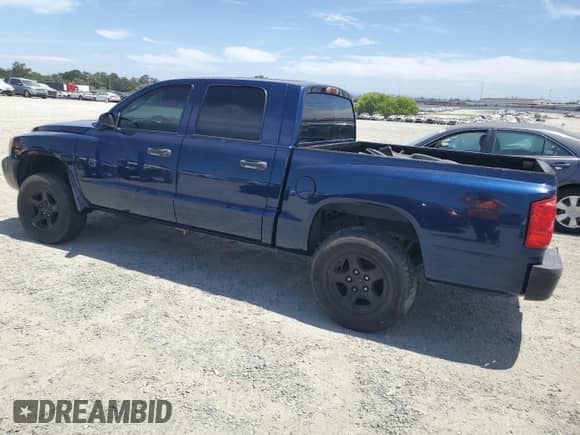 2005 Dodge Dakota SLT z VIN 1D7HE48N95S134566, wystawiony jako Copart lot #63820455 z przebiegiem Nie podano mil oraz Czysty tytuł • Clean title. Historia ofert i sprzedaży dostępna na DreamBid. Obrazek 2.