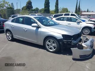 ✅ 2015 Volvo S60 T5 Drive-E Premier • VIN: YV126MFB8F2316406 • Lot: 42517670. Wystawiony na IAAI z przebiegiem 80 027 mil. Bezpłatny archiwum sprzedaży aukcyjnych z USA i szczegółowy raport historii pojazdu na DreamBid. Zdjęcie 1.