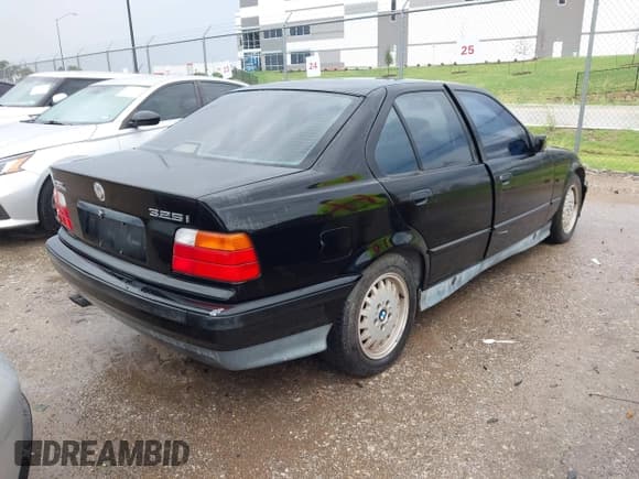 ✅ 1994 BMW 3 Series 325i • VIN: WBACB4320RFL17926 • Лот: 43290966. Опубликован ранее на IAAI с пробегом Не указан. Бесплатный доступ к архиву аукционных продаж из США и подробный отчёт об истории автомобиля на DreamBid. Изображение 4.