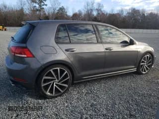 ✅ 2019 Volkswagen Golf R • VIN: WVWVA7AU2KW141441 • Lot: 70823092. Wystawiony na Copart z przebiegiem 20 339 mil. Bezpłatny archiwum sprzedaży aukcyjnych z USA i szczegółowy raport historii pojazdu na DreamBid. Zdjęcie 3.
