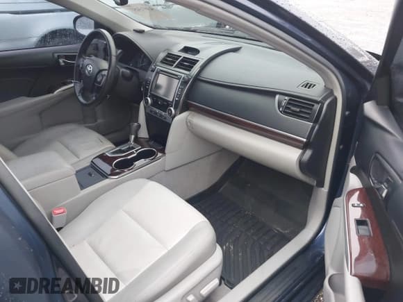 ✅ 2014 Toyota Camry SE • VIN: 4T1BK1FK6EU548193 • Lot: 43693457. Wystawiony na IAAI z przebiegiem 62 688 mil. Bezpłatny archiwum sprzedaży aukcyjnych z USA i szczegółowy raport historii pojazdu na DreamBid. Zdjęcie 5.