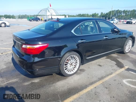 ✅ 2010 Lexus LS 460 • VIN: JTHBL5EFXA5098144 • Лот: 42523796. Опубликован ранее на IAAI с пробегом 328 029 миль. Бесплатный доступ к архиву аукционных продаж из США и подробный отчёт об истории автомобиля на DreamBid. Изображение 4.