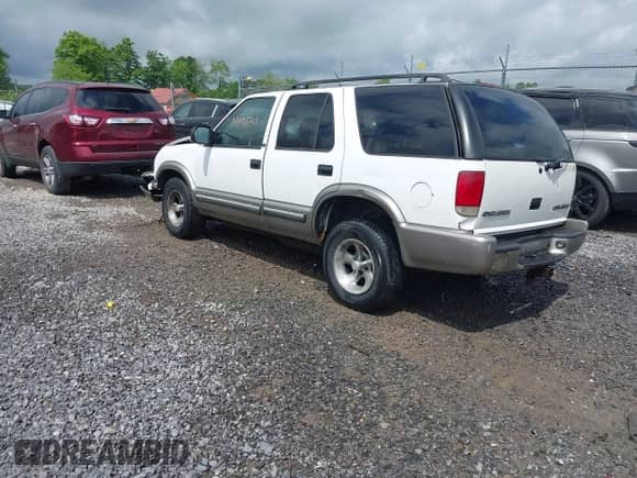 2000 Chevrolet Blazer LS z VIN 1GNCS13W8Y2126188, wystawiony jako IAAI lot #42295713 z przebiegiem 237 340 mil mil oraz . Historia ofert i sprzedaży dostępna na DreamBid. Obrazek 3.