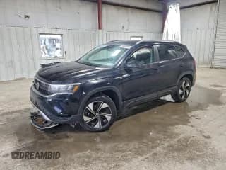 ✅ 2024 Volkswagen Taos SE • VIN: 3VVUX7B20RM012679 • Lot: 94086895. Wystawiony na Copart z przebiegiem 13 537 mil. Bezpłatny archiwum sprzedaży aukcyjnych z USA i szczegółowy raport historii pojazdu na DreamBid. Zdjęcie 1.